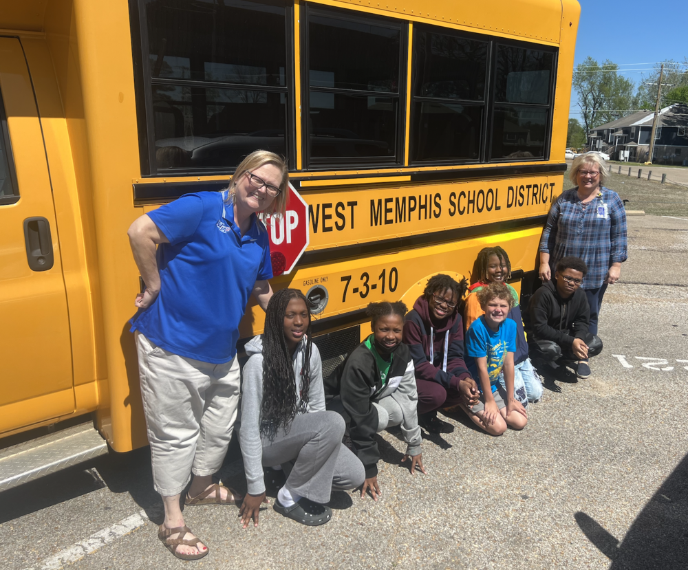 Students deliver school supplies to wynne